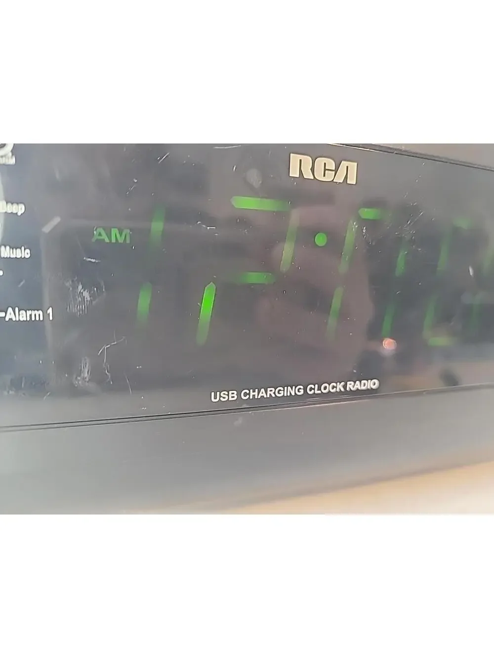 RCA Dual Alarm USB Charging FM Clock Radio Battery Backup Model RC142-D Read